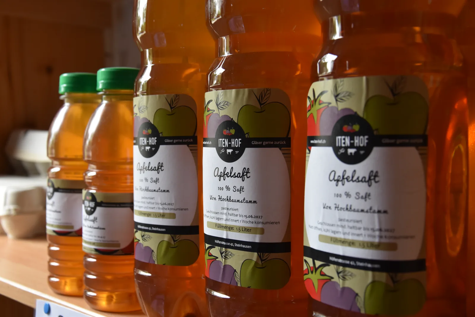 Sirupflaschen mit Iten-Hof-Etikett