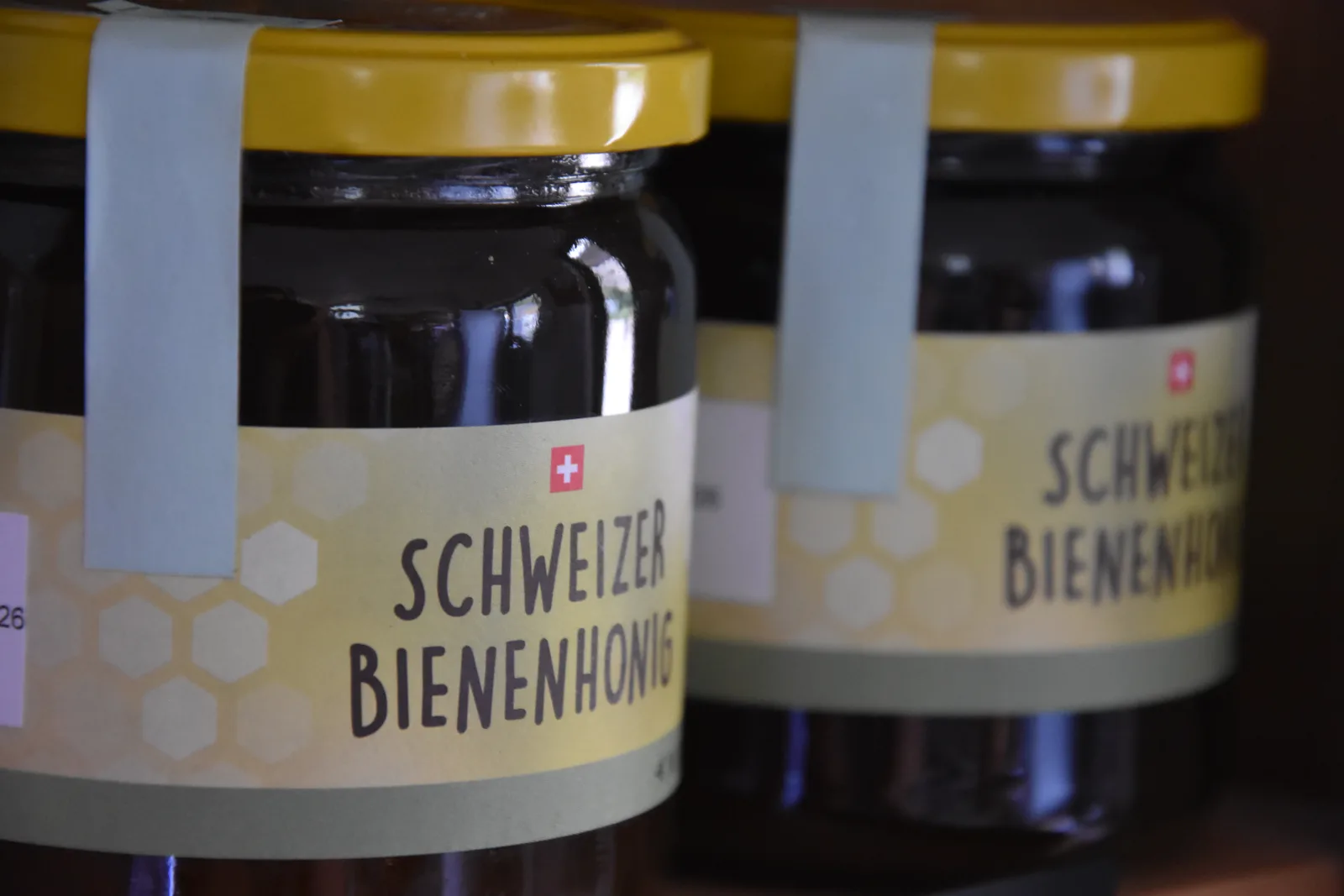 Schweizer Bienenhonig im Regal des Hofladens