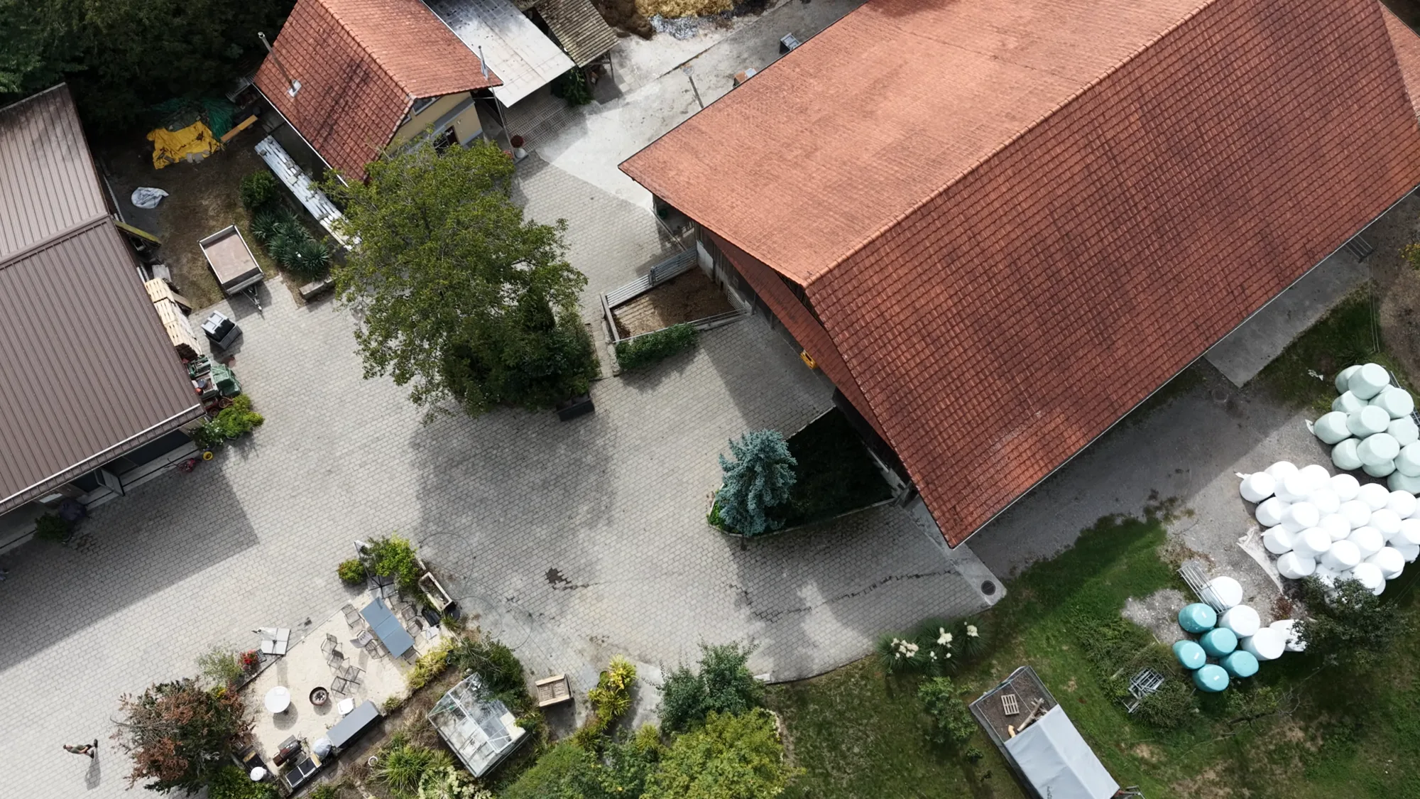 Hofgebäude mit roten Dächern von oben