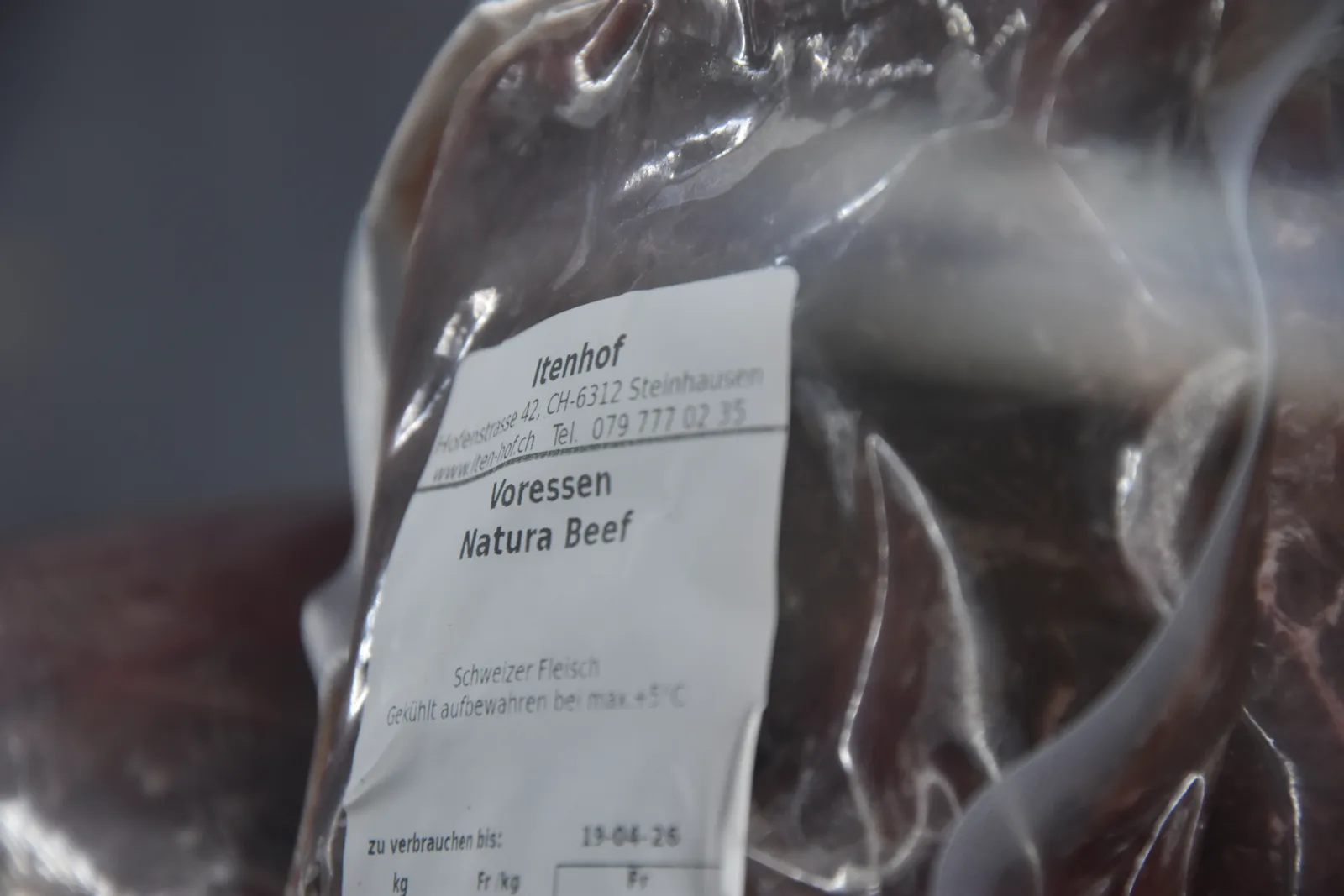 Vakuumiertes Natura Beef mit Etikett